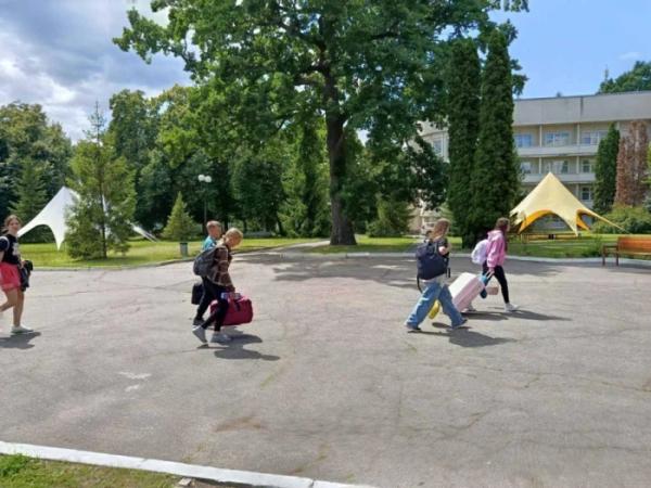 Діти з сімей захисників та сироти з Рівненщини вирушили до «Артеку»