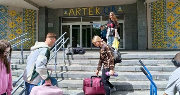Діти з сімей захисників та сироти з Рівненщини вирушили до «Артеку»