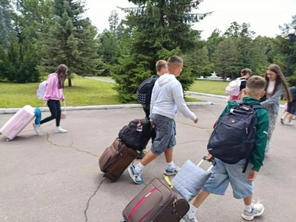 Діти з сімей захисників та сироти з Рівненщини вирушили до «Артеку»