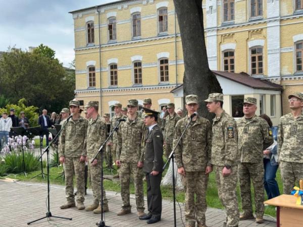 Для 63 курсантів Острозького військового ліцею востаннє пролунав святковий дзвінок5