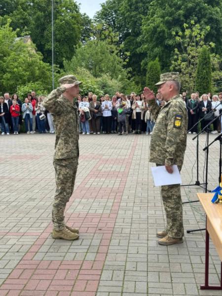 Для 63 курсантів Острозького військового ліцею востаннє пролунав святковий дзвінок6