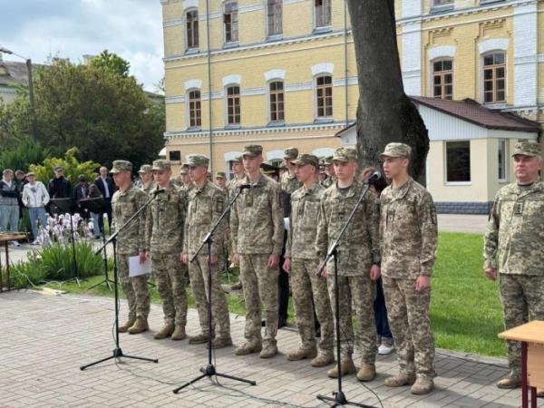 Для 63 курсантів Острозького військового ліцею востаннє пролунав святковий дзвінок4