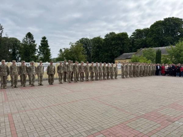 Для 63 курсантів Острозького військового ліцею востаннє пролунав святковий дзвінок7