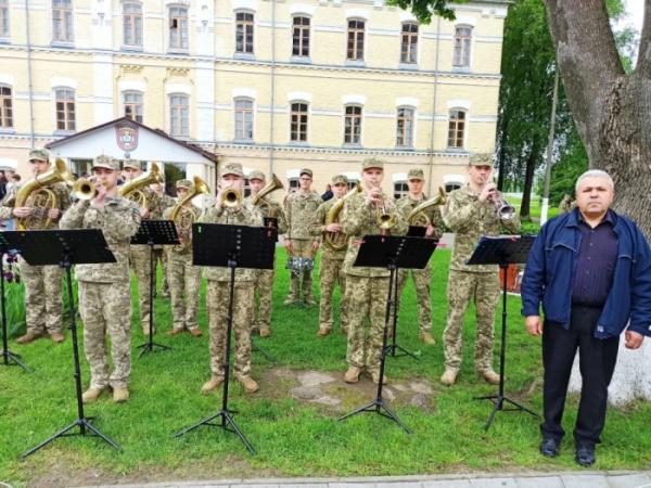 Для 63 курсантів Острозького військового ліцею востаннє пролунав святковий дзвінок8