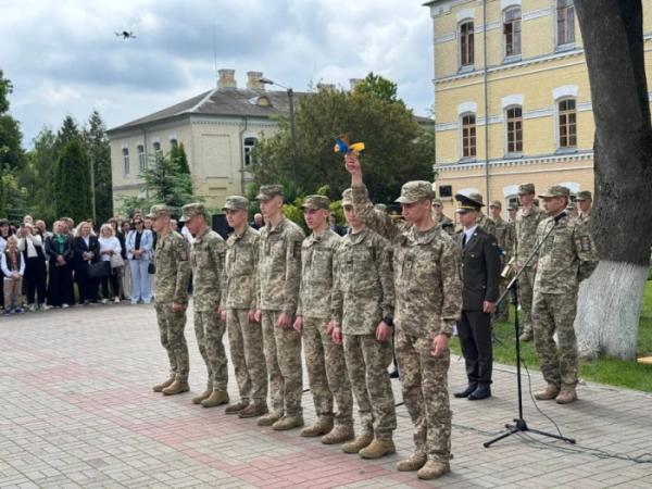 Для 63 курсантів Острозького військового ліцею востаннє пролунав святковий дзвінок2