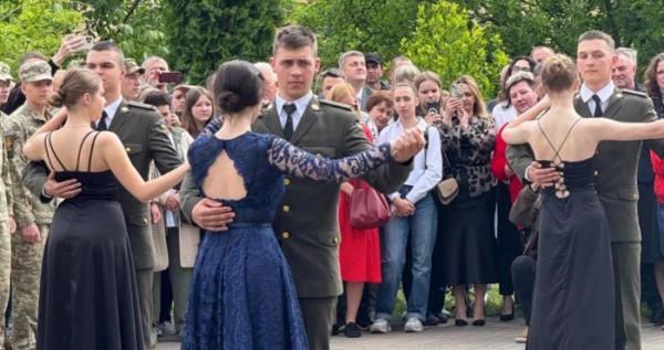 Для 63 курсантів Острозького військового ліцею востаннє пролунав святковий дзвінок