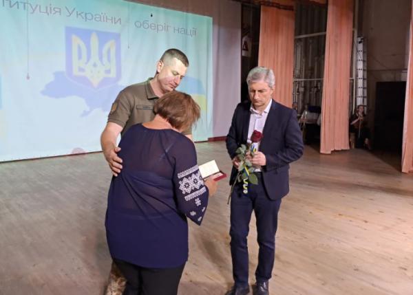 До Дня Конституції у Ковелі вручили нагороди рідним Героїв9