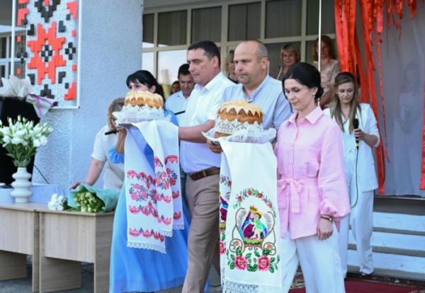 Донат замість квітів: на випускному Рожищенського ліцею №4 зібрали 5800 гривень для захисників12