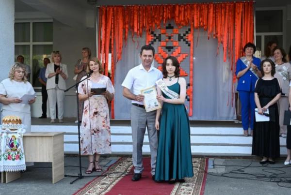 Донат замість квітів: на випускному Рожищенського ліцею №4 зібрали 5800 гривень для захисників19