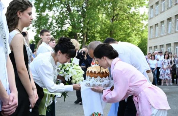 Донат замість квітів: на випускному Рожищенського ліцею №4 зібрали 5800 гривень для захисників11