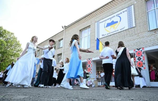 Донат замість квітів: на випускному Рожищенського ліцею №4 зібрали 5800 гривень для захисників10