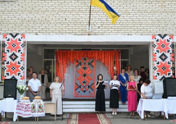 Донат замість квітів: на випускному Рожищенського ліцею №4 зібрали 5800 гривень для захисників25