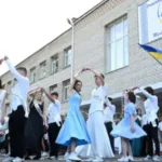 Донат замість квітів: на випускному Рожищенського ліцею №4 зібрали 5800 гривень для захисників