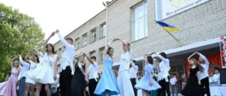 Донат замість квітів: на випускному Рожищенського ліцею №4 зібрали 5800 гривень для захисників