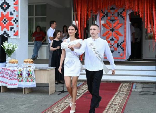 Донат замість квітів: на випускному Рожищенського ліцею №4 зібрали 5800 гривень для захисників23