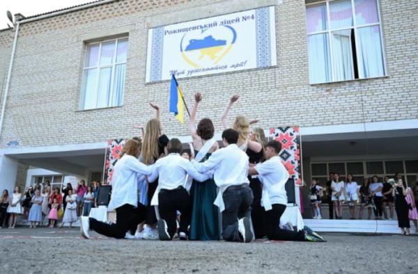 Донат замість квітів: на випускному Рожищенського ліцею №4 зібрали 5800 гривень для захисників7
