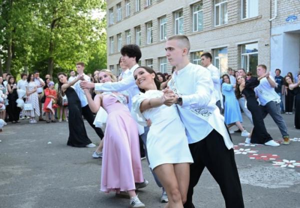 Донат замість квітів: на випускному Рожищенського ліцею №4 зібрали 5800 гривень для захисників8