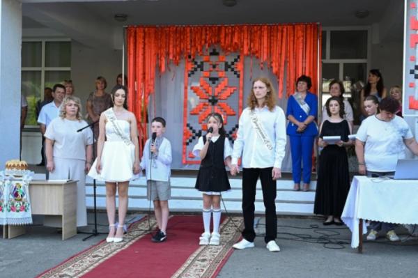 Донат замість квітів: на випускному Рожищенського ліцею №4 зібрали 5800 гривень для захисників17