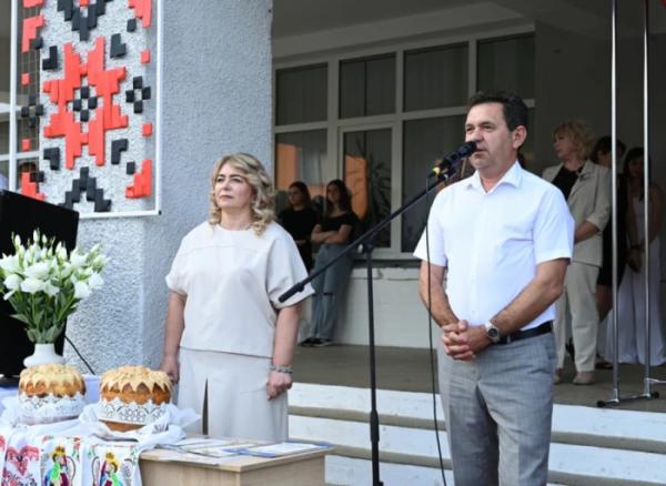 Донат замість квітів: на випускному Рожищенського ліцею №4 зібрали 5800 гривень для захисників21