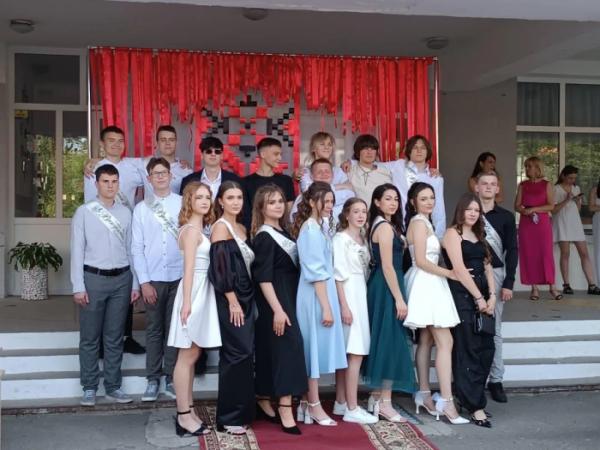 Донат замість квітів: на випускному Рожищенського ліцею №4 зібрали 5800 гривень для захисників3