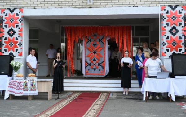 Донат замість квітів: на випускному Рожищенського ліцею №4 зібрали 5800 гривень для захисників26