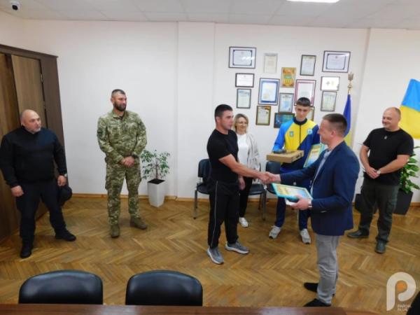 Герой з гирями: юний дворазовий чемпіон світу Богдан Левчук повернувся у Зарічне після тріумфу в Італії4