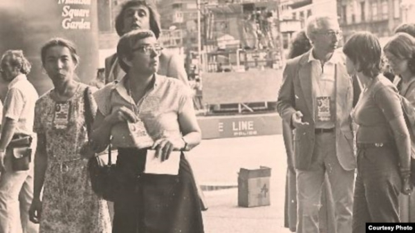 Айше Сейтмуратова (ліворуч) у Нью-Йорку на національній демократичній конференції, поряд з нею Людмила Алексєєва