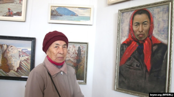 Айше Сейтмуратова та її портрет роботи Кязіма Емінова. Сімферополь, 2015 рік