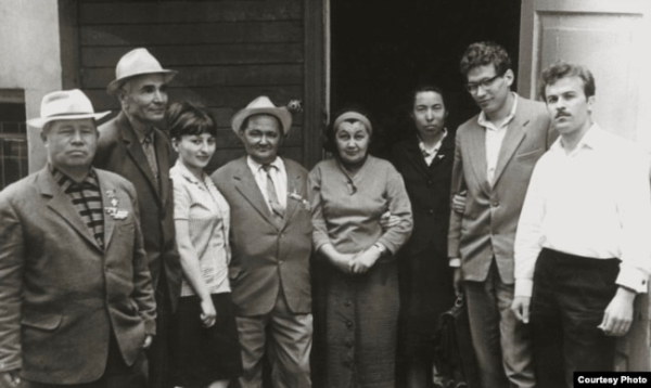 Айше Сейтмуратова (третя праворуч), Юрій Османов і Сервер Шамратов (праворуч від неї) разом зі співвітчизниками