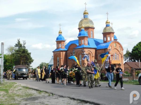 Храм не вмістив охочих попрощатись із захисником: у Зарічному в останню путь провели 32-річного Миколу Самуйлика7