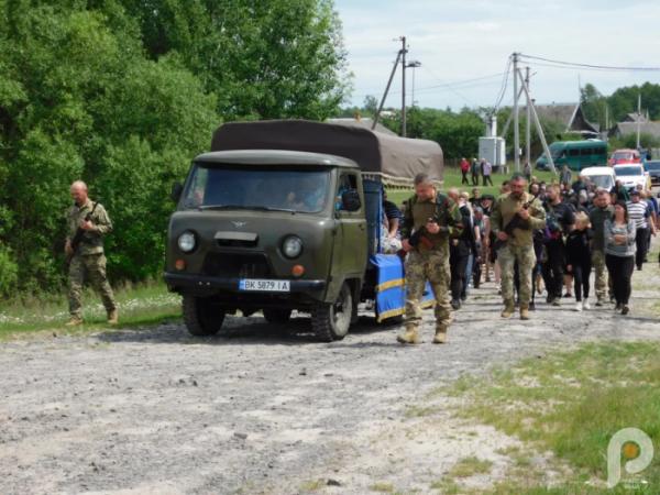 Храм не вмістив охочих попрощатись із захисником: у Зарічному в останню путь провели 32-річного Миколу Самуйлика9