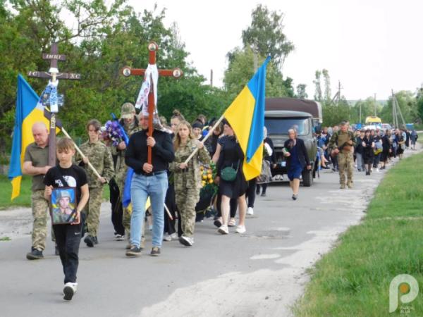 Храм не вмістив охочих попрощатись із захисником: у Зарічному в останню путь провели 32-річного Миколу Самуйлика20