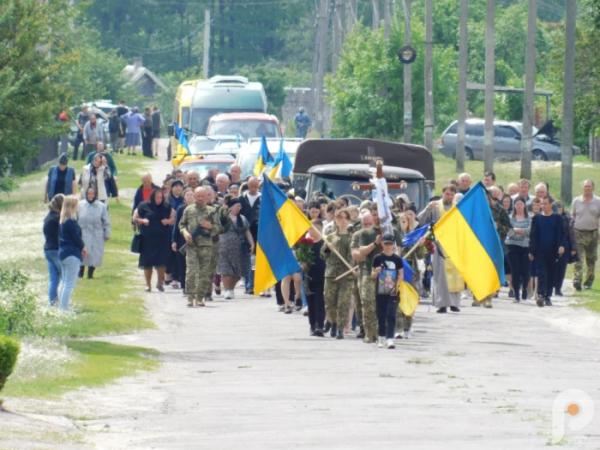 Храм не вмістив охочих попрощатись із захисником: у Зарічному в останню путь провели 32-річного Миколу Самуйлика1