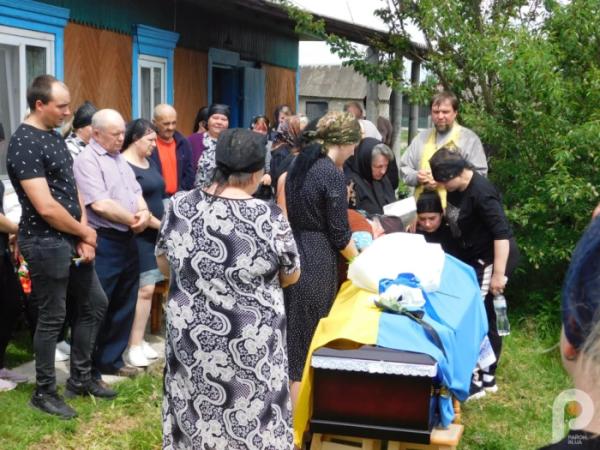 Храм не вмістив охочих попрощатись із захисником: у Зарічному в останню путь провели 32-річного Миколу Самуйлика11