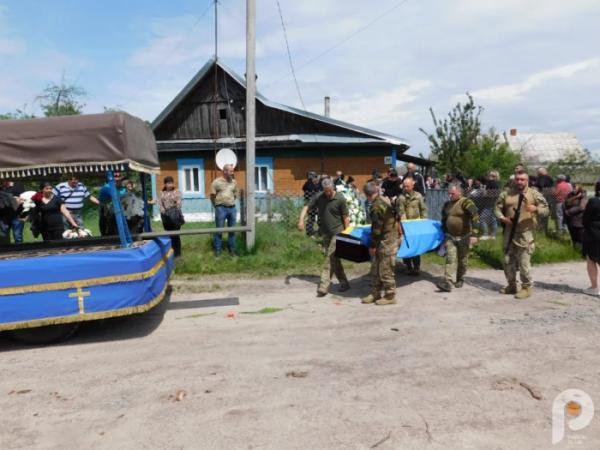 Храм не вмістив охочих попрощатись із захисником: у Зарічному в останню путь провели 32-річного Миколу Самуйлика6