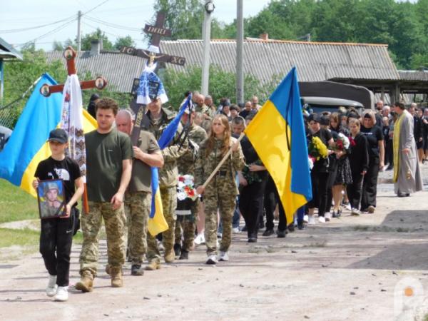Храм не вмістив охочих попрощатись із захисником: у Зарічному в останню путь провели 32-річного Миколу Самуйлика21