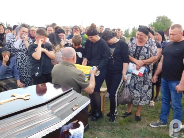 Храм не вмістив охочих попрощатись із захисником: у Зарічному в останню путь провели 32-річного Миколу Самуйлика14