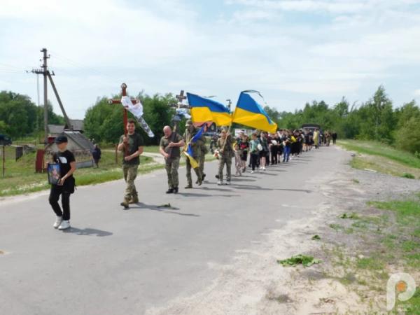 Храм не вмістив охочих попрощатись із захисником: у Зарічному в останню путь провели 32-річного Миколу Самуйлика18