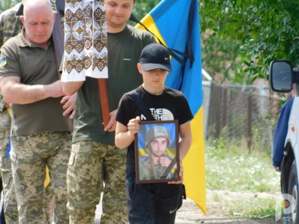 Храм не вмістив охочих попрощатись із захисником: у Зарічному в останню путь провели 32-річного Миколу Самуйлика17