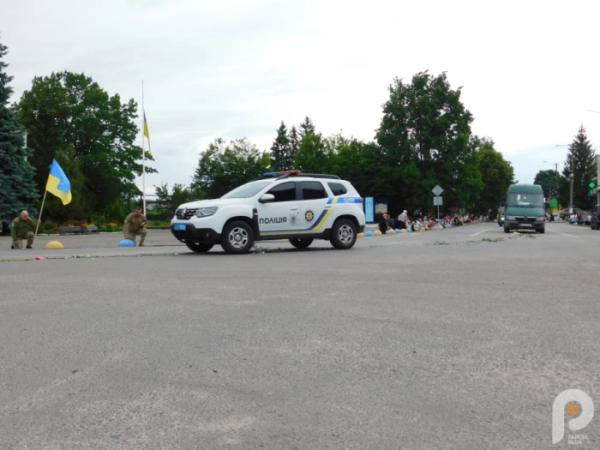 Храм не вмістив охочих попрощатись із захисником: у Зарічному в останню путь провели 32-річного Миколу Самуйлика19