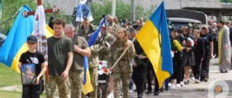 Храм не вмістив охочих попрощатись із захисником: у Зарічному в останню путь провели 32-річного Миколу Самуйлика