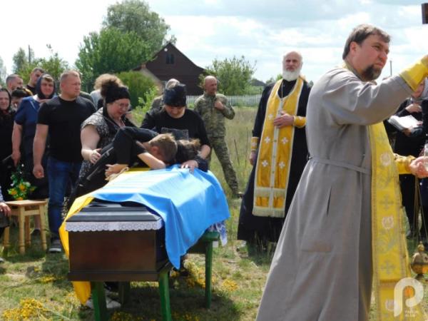 Храм не вмістив охочих попрощатись із захисником: у Зарічному в останню путь провели 32-річного Миколу Самуйлика8