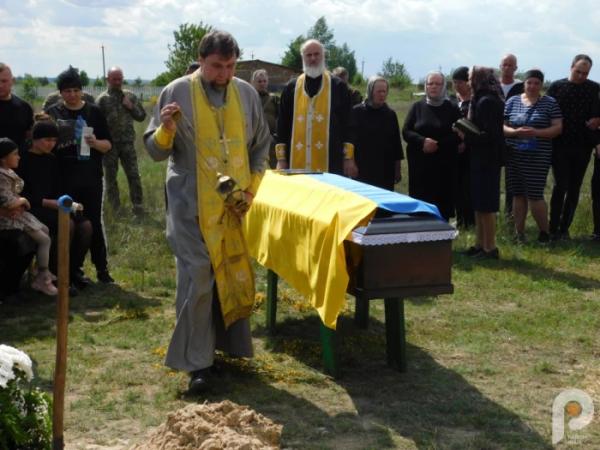 Храм не вмістив охочих попрощатись із захисником: у Зарічному в останню путь провели 32-річного Миколу Самуйлика16