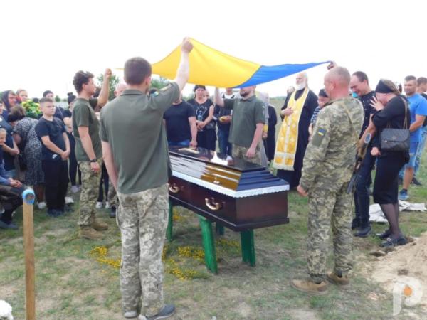 Храм не вмістив охочих попрощатись із захисником: у Зарічному в останню путь провели 32-річного Миколу Самуйлика5