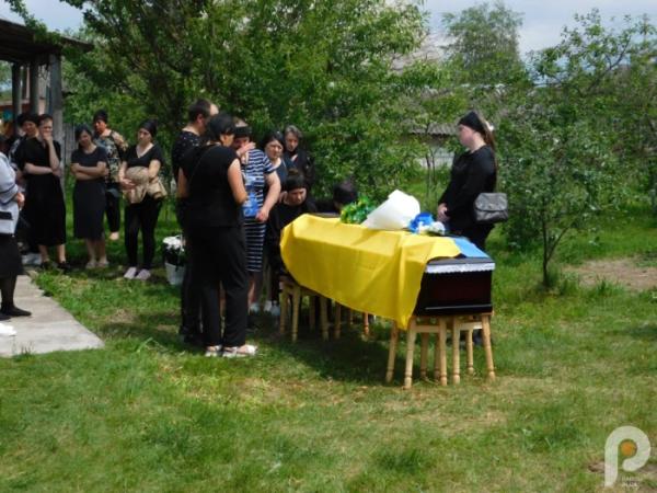 Храм не вмістив охочих попрощатись із захисником: у Зарічному в останню путь провели 32-річного Миколу Самуйлика10