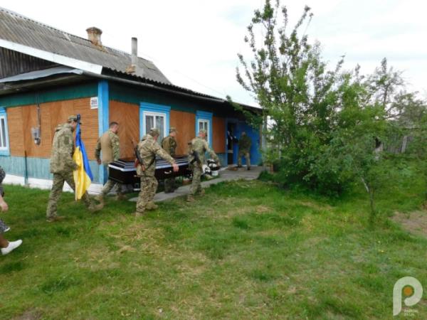 Храм не вмістив охочих попрощатись із захисником: у Зарічному в останню путь провели 32-річного Миколу Самуйлика12