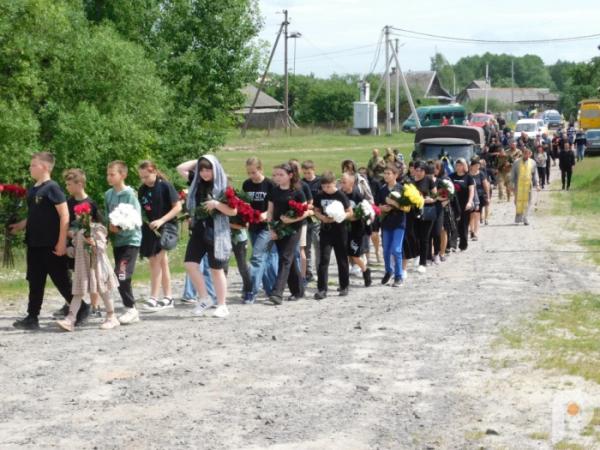 Храм не вмістив охочих попрощатись із захисником: у Зарічному в останню путь провели 32-річного Миколу Самуйлика15