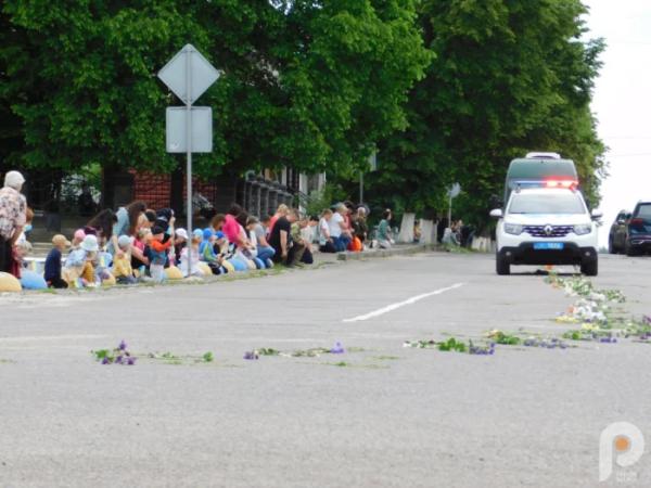 Храм не вмістив охочих попрощатись із захисником: у Зарічному в останню путь провели 32-річного Миколу Самуйлика2