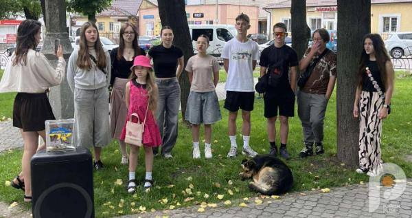 На Трійцю у Рожищі діти збирають гроші на ремонт авто для ЗСУ