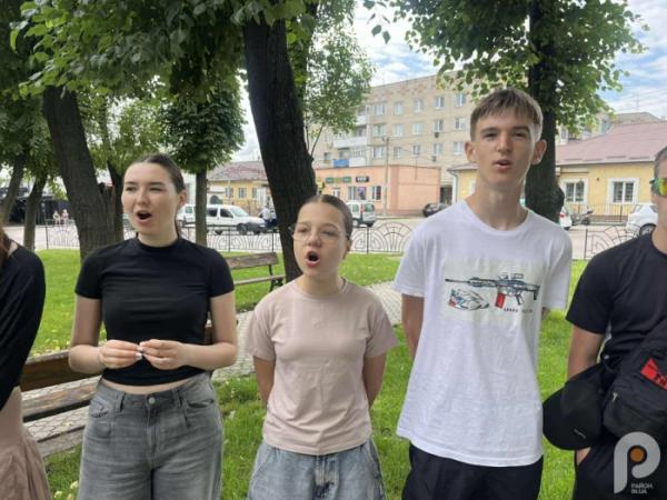 Ілюзія безпеки зруйнувалась: на Трійцю у Рожищі діти збирають гроші на ремонт авто для ЗСУ4
